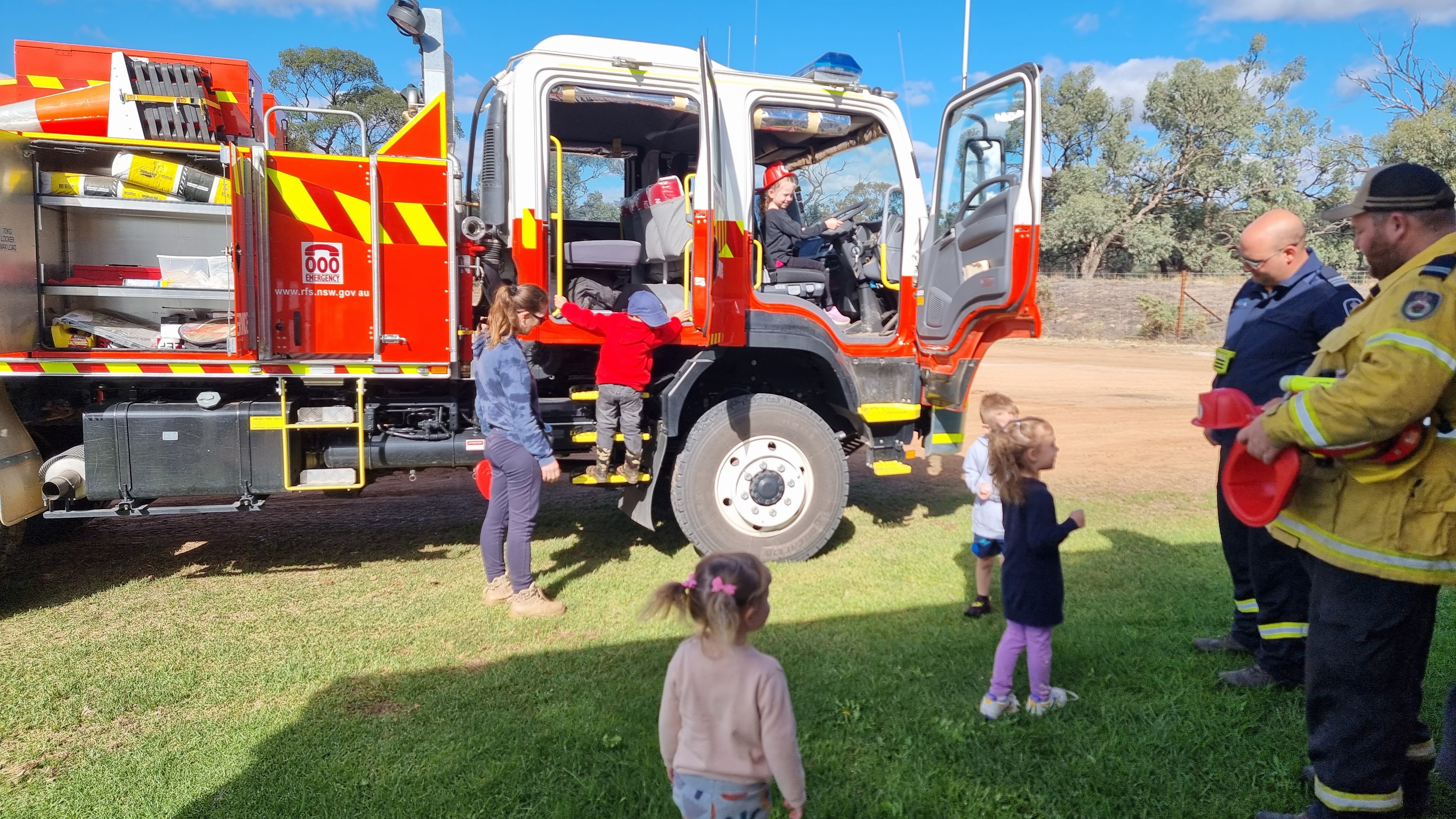 HIPPY Robinvale kids eeeting the Fireies